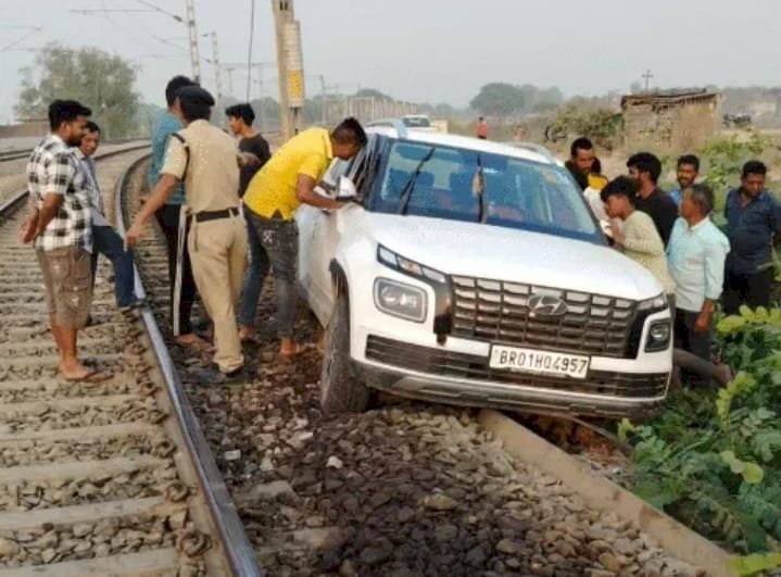 गूगल मैप ने डाली आफत में जान: गोरखपुर में कार रेलवे ट्रैक पर पहुंची, सामने से आई ट्रेन तो उड़ गए होश, जानें फिर क्या हुआ...