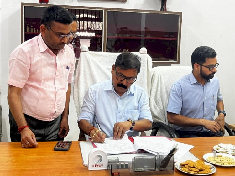 नवागत डीएम अविनाश सिंह ने संभाला कार्यभार: योजनाओं की निगरानी और जनशिकायतों के निस्तारण पर रहेगा फोकस बोले डीएम