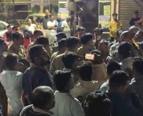 नेताजी ! हमारे पैसे लौटा दो....भाजपा महानगर मंत्री व भाई पर लगे निवेशकों के करोड़ों हड़पने के आरोप, प्रदर्शन