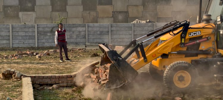चार कॉलोनी पर चचला बीडीए का बुलडोज़र