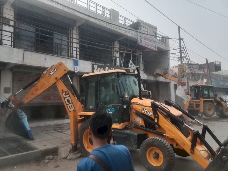 तौकीर रजा के करीबी कॉलोनाइजर आरिफ की दो संपत्तियों पर चला बुलडोजर, माहौल तनावपूर्ण
