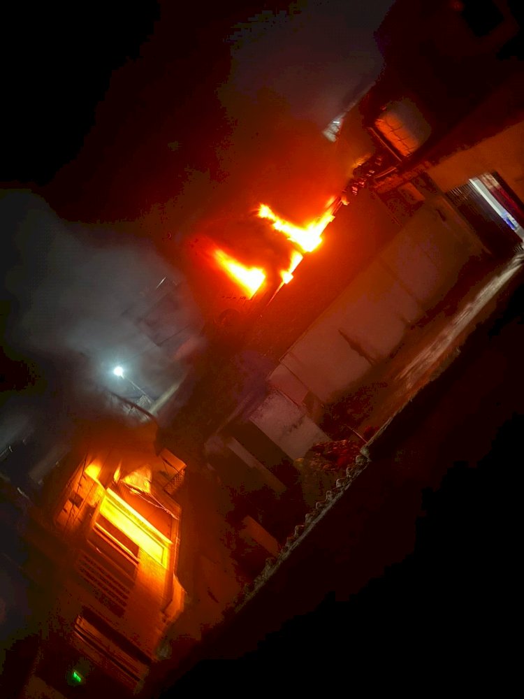 बहेड़ी में कपड़ा कारखाने में भीषण आग, मालिक-पत्रकार रेहान गंभीर रूप से घायल, लाखों का नुकसान