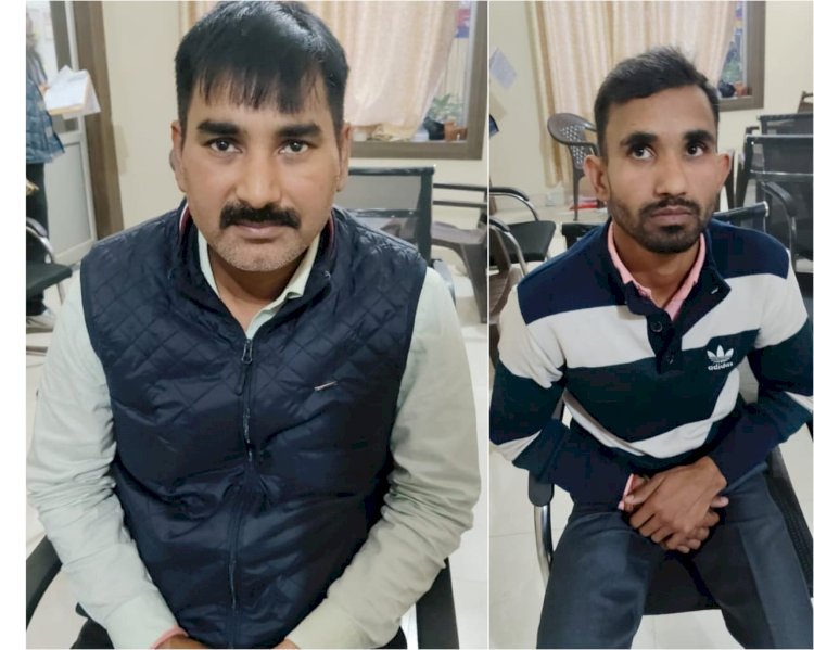 रिश्वतखोर निरीक्षक रंगे हाथ गिरफ्तार