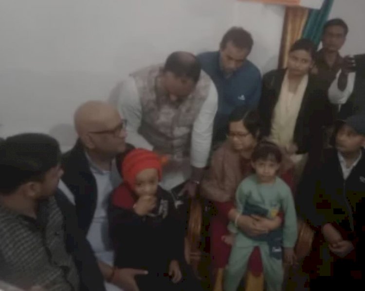 अजय रॉय ने बीएलओ के परिवार से की मुलाकात