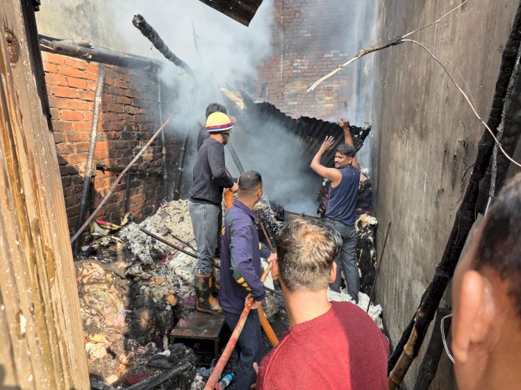 बरेली कॉलेज के पास रुई की दुकान में भीषण आग, किताबों का खोखा भी जलकर खाक