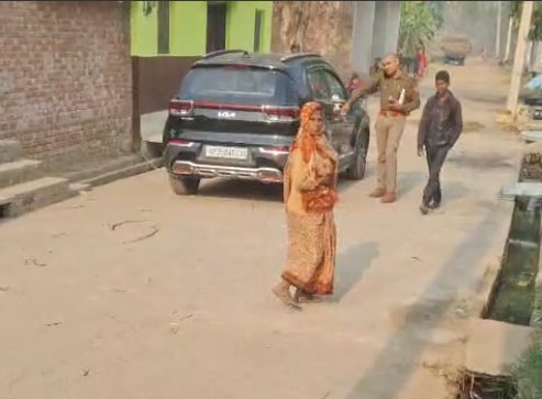 पुलिस का अमानवीय व्यवहार: प्रेमी संग लौटी छात्रा के घर घुसे SI, जबरन बयान लेने से मां की हालत गंभीर