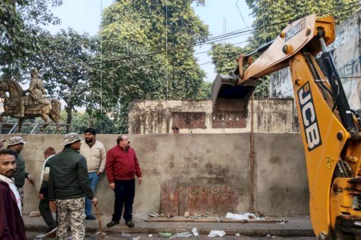 अतिक्रमण पर चला बुलडोजर, भागे कब्जाधारी