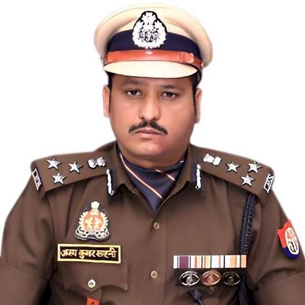 डिजिटल अंधेरे में भरोसे की वर्दी