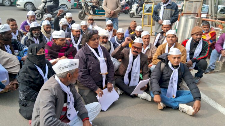 दलित भूमि पर कब्ज़े और गंगा प्रदूषण के खिलाफ सड़क पर उतरी आज़ाद अधिकार सेना