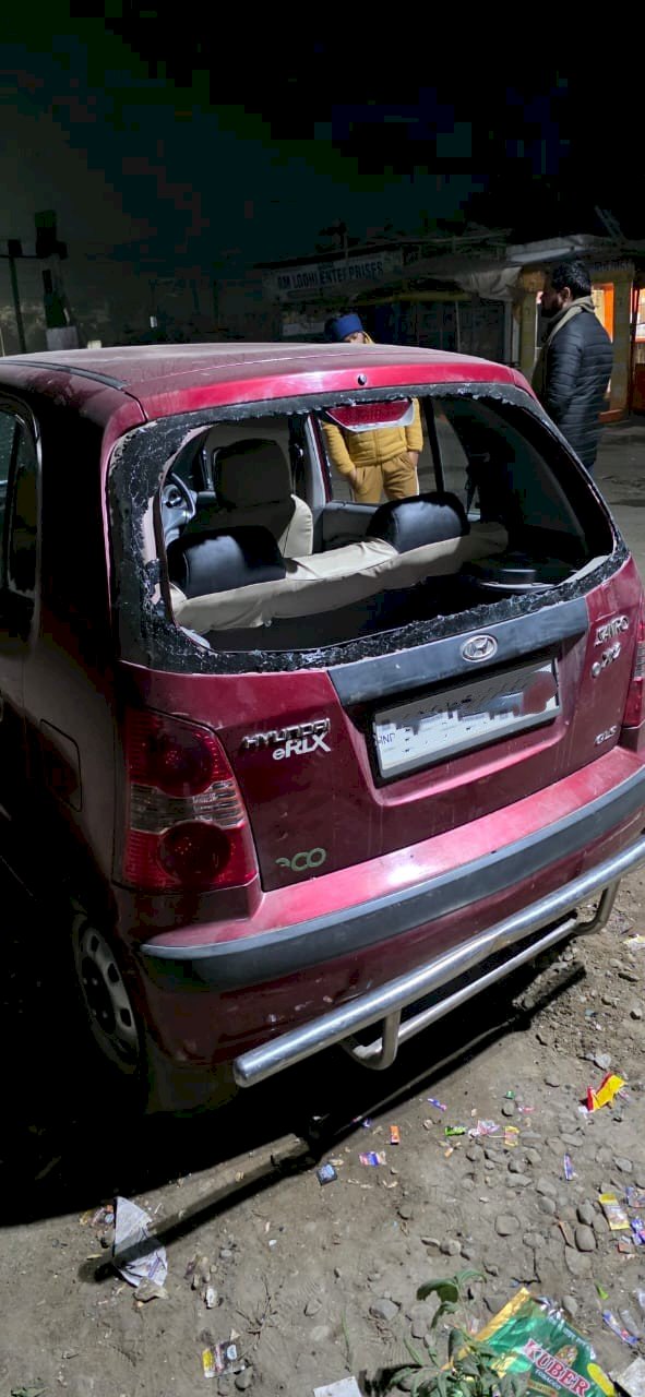 थाने जा रहे परिवार को दबंगों ने घेरकर पीटा, कार में की तोड़फोड़