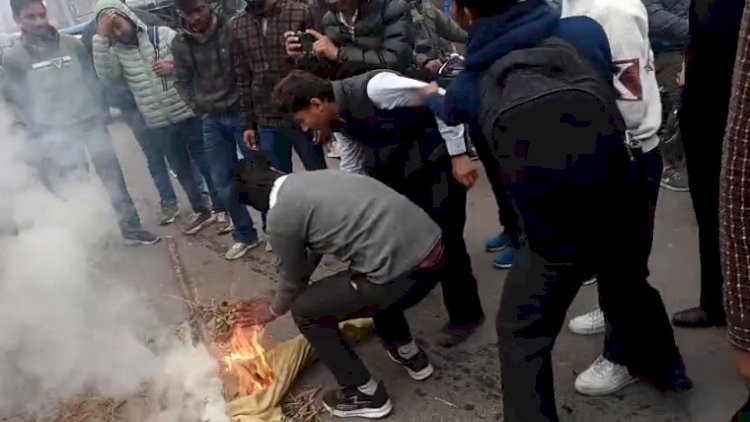 जब आक्रोश बना आवाज़, सड़कों पर उतरी पीड़ा