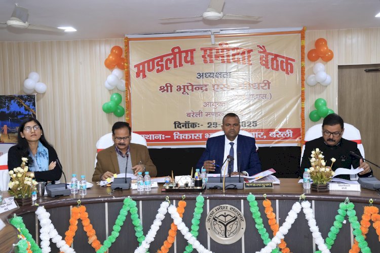 कमिश्नर की नज़र ऊपर से नीचे तक