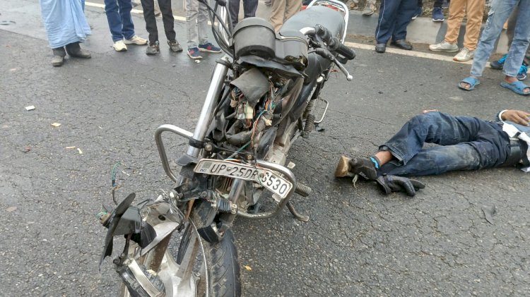 ट्रक की टक्कर से पिता और दो बेटों की मौत