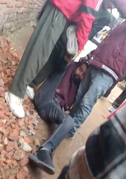 उधारी के रुपये और ब्याज को लेकर युवक को गली में घसीटकर लाठी-डंडों से पीटा