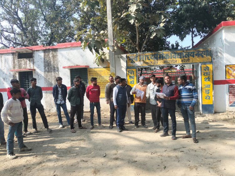 मीरगंज में एसआईआर को लेकर एसडीएम व तहसीलदार का क्षेत्रीय भ्रमण