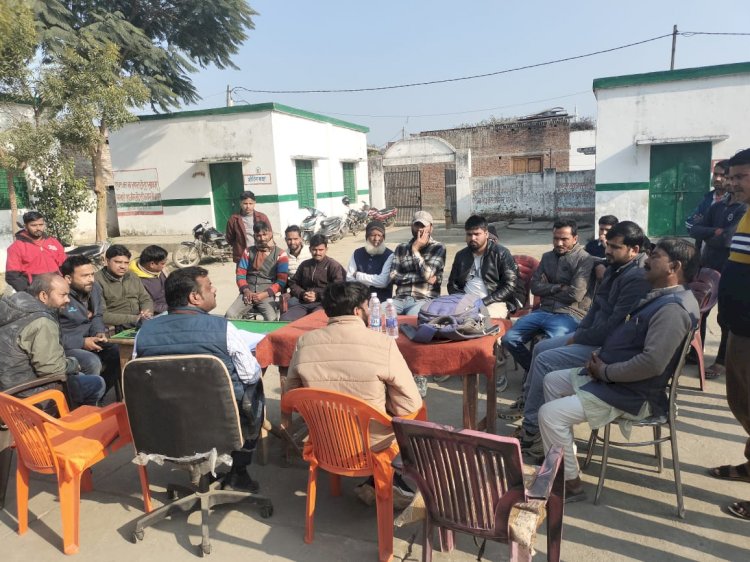 मीरगंज में एसआईआर को लेकर एसडीएम व तहसीलदार का क्षेत्रीय भ्रमण