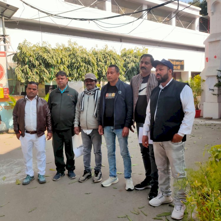 टूटी सड़कों और फटी पाइपों की डीएम से शिकायत