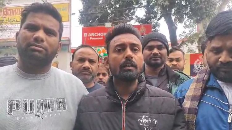 सुपरवाइजर से जातिसूचक गाली-गलौज का आरोप, पार्षद पर गंभीर धाराएं लगाने की मांग