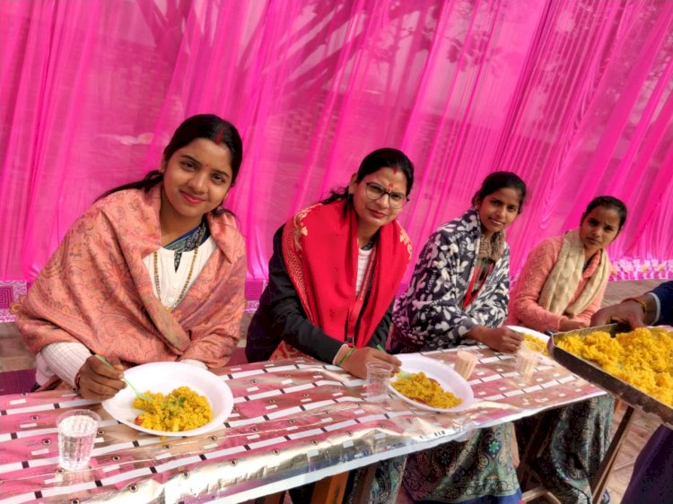 छात्रों संग गुरुजन व समाजसेवियों ने खाई खिचड़ी