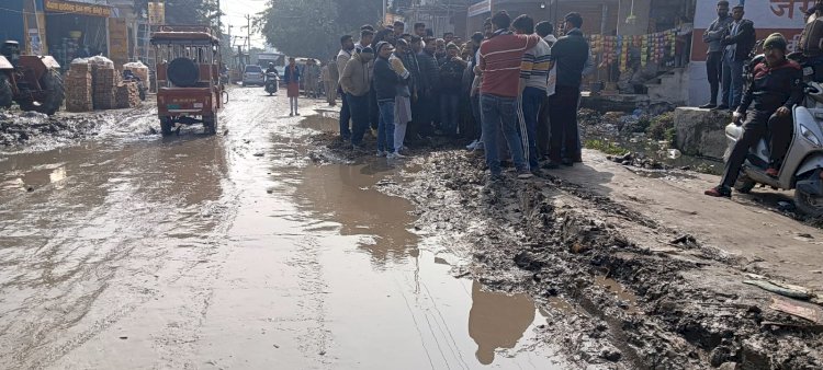 सड़क बदहाली पर ग्रामीणों का जोरदार हंगामा