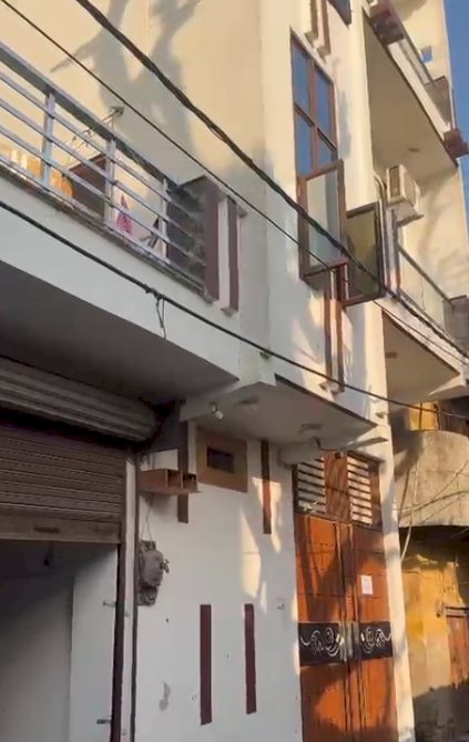 मेरठ में दबंगों के उत्पीड़न से स्क्रैप कारोबारी ने लगवाए मकान बिकाऊ पोस्टर