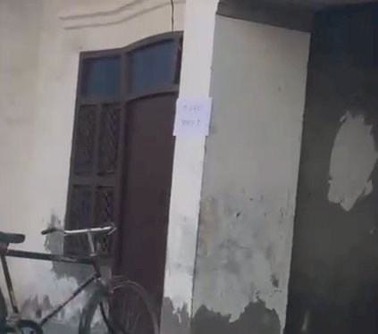 मेरठ में दबंगों के उत्पीड़न से स्क्रैप कारोबारी ने लगवाए मकान बिकाऊ पोस्टर