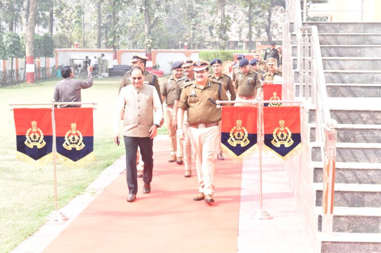 ज्ञान की रोशनी में निखरी खाकी