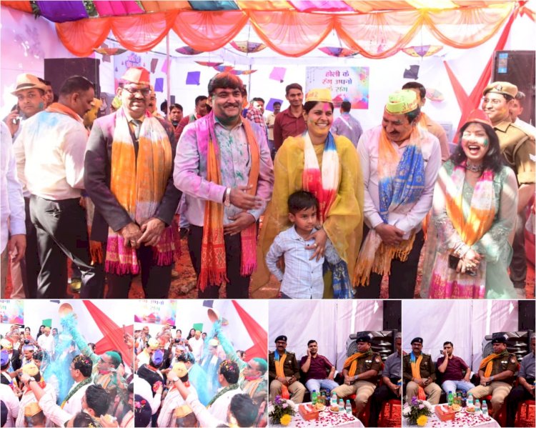 वर्दी और कलम के बीच घुला होली का रंग