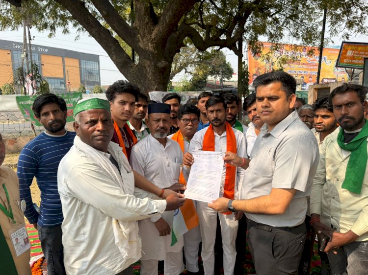 श्मशान रास्ते पर संग्राम: किसानों की भूख हड़ताल, प्रशासन को 24 घंटे का अल्टीमेटम