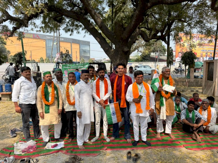 श्मशान रास्ते पर संग्राम: किसानों की भूख हड़ताल, प्रशासन को 24 घंटे का अल्टीमेटम