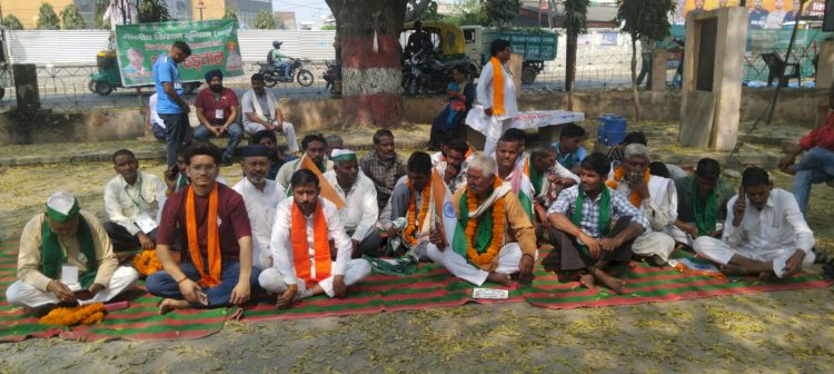 श्मशान रास्ते पर संग्राम: किसानों की भूख हड़ताल, प्रशासन को 24 घंटे का अल्टीमेटम