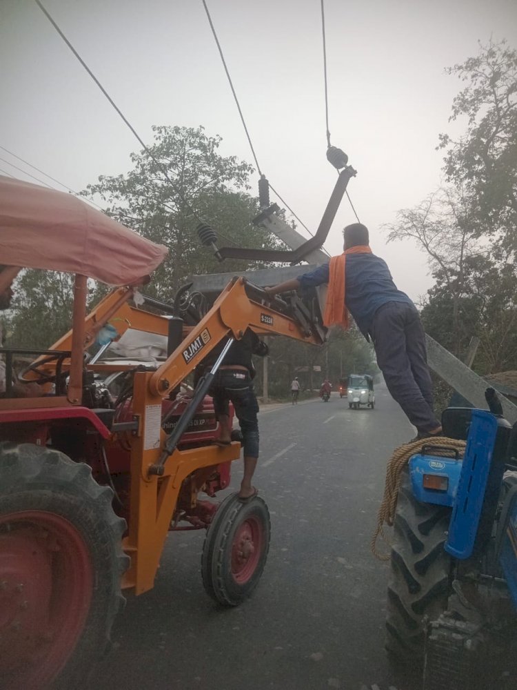 अज्ञात वाहन की टक्कर से टूटा 33 केवी लाइन का पोल, देर रात बहाल हुई बिजली