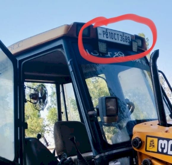 फरीदपुर फ्लाईओवर पर जेसीबी पर संदिग्ध नंबर प्लेट, पंजाब की कंबाइन मशीन का निकला नंबर