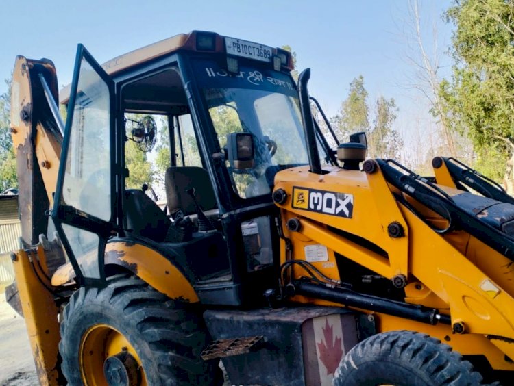 फरीदपुर फ्लाईओवर पर जेसीबी पर संदिग्ध नंबर प्लेट, पंजाब की कंबाइन मशीन का निकला नंबर