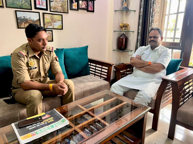 बदायूं हत्याकांड: पीड़ित परिवार से मिलने जा रहे कांग्रेस नेताओं को पुलिस ने रोका, डॉ. के.बी. त्रिपाठी नजरबंद