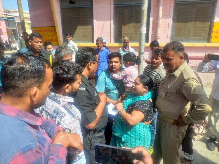 जिला अस्पताल में हंगामा, महिला कर्मचारी से मरीज का विवाद