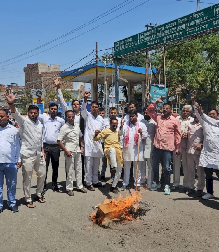 खड़गे और पवन खेड़ा के समर्थन में कांग्रेस का प्रदर्शन