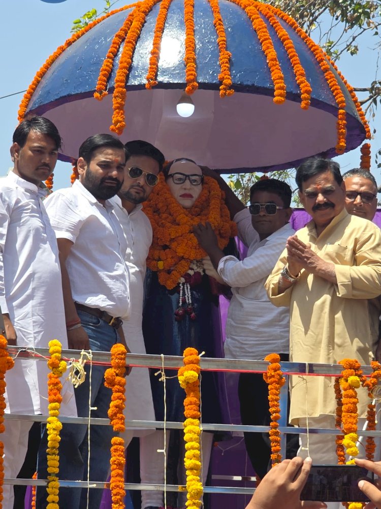 अजय शुक्ला के नेतृत्व में अंबेडकर पार्क में डॉ. भीमराव अम्बेडकर की जयंती पर माल्यार्पण