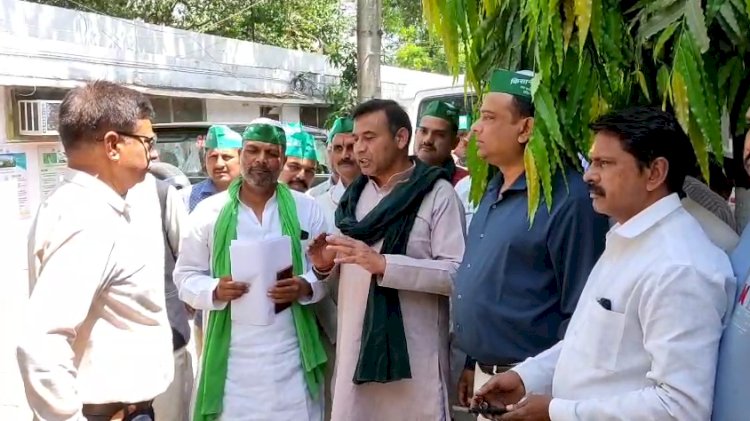 किसानों ने सौंपा ज्ञापन, एनसीईआरटी किताबें लागू करने व प्रीपेड मीटर का विरोध