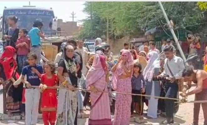 बिजली कटौती और भारी बिल से नाराज महिलाओं का फूटा गुस्सा