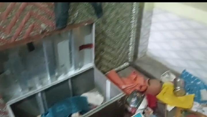 शादी में गया परिवार, पीछे से घर साफ कर गए चोर