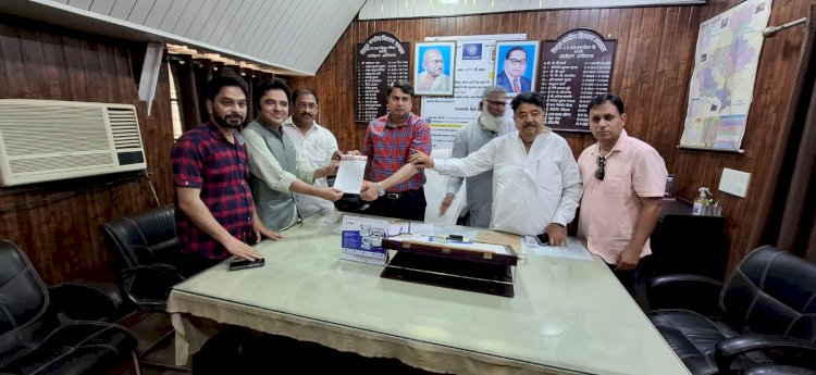 बरेली: '20-20 घंटे की कटौती से जनता त्रस्त'; बिजली संकट के खिलाफ अधीक्षण अभियंता को सपा ने सौंपा ज्ञापन