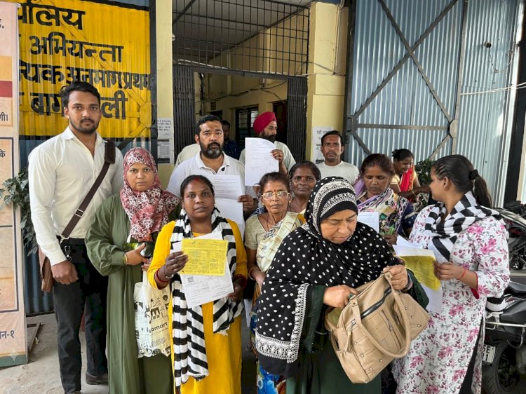 बरेली: 'प्रीपेड मीटर नहीं, यह जनता से लूट है'; स्मार्ट मीटर के खिलाफ सपा नेता मयंक शुक्ला का बिजली दफ्तर पर प्रदर्शन