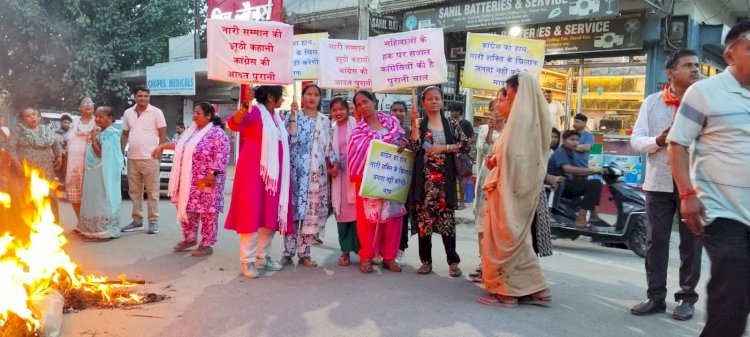 बरेली: भाजपा कार्यालय पर 'नारी शक्ति रैली'; महिलाओं ने PDA का पुतला फूँककर जताया विरोध