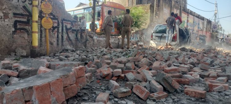 बरेली: रोडवेज की दीवार गिरने से रिक्शा चालक घायल, पार्षद ने दी 400 मीटर लंबी दूसरी जर्जर दीवार गिरने की चेतावनी