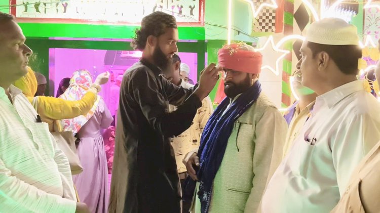 उर्स में जिला पंचायत सदस्य मुन्ने अंसारी का सम्मान, सज्जादा नशीन ने बांधी पगड़ी