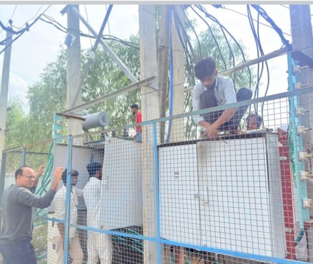 बरेली: टांडा सादात गांव में बिजली संकट दूर, पूर्व प्रधान रफीक अहमद के प्रयासों से दुरुस्त हुआ ट्रांसफार्मर
