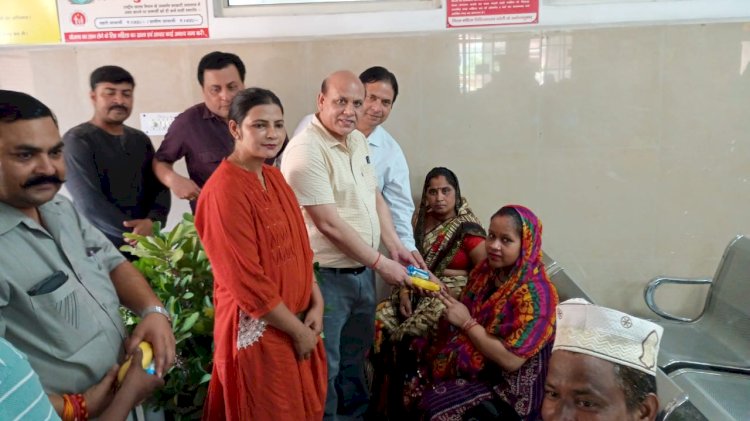 बरेली: प्रधानमंत्री सुरक्षित मातृत्व अभियान के 10 साल पूरे, जिला महिला अस्पताल में गर्भवती महिलाओं को बांटे फल और दवाइयां