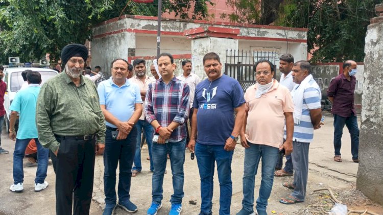 बरेली में भीषण सड़क हादसा: तेज रफ्तार कार ने मारी टक्कर, 55 फीट गहरी खाई में गिरी गाड़ियां; शाहजहांपुर के व्यापारी की मौत, 3 घायल
