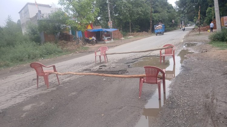 बरेली: शाही-फतेहगंज मार्ग के गड्ढों ने बाइक सवार को किया लहूलुहान; भड़के ग्रामीणों ने सड़क पर बल्लियां गाड़ शुरू की खुदाई, सीओ ने रुकवाया काम